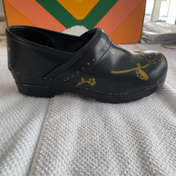 Dansko black with yellow flowers.. Size 40 - Picture 5 of 6